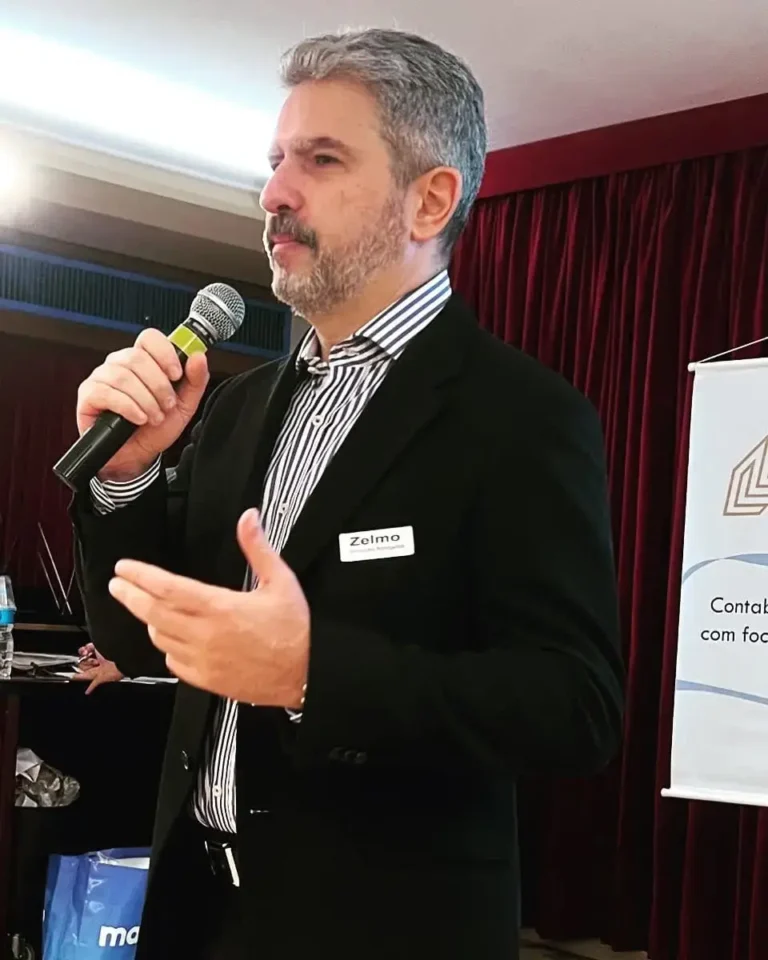Dr. Zelmo Simionato, advogado especialista em direito bancário, palestrando